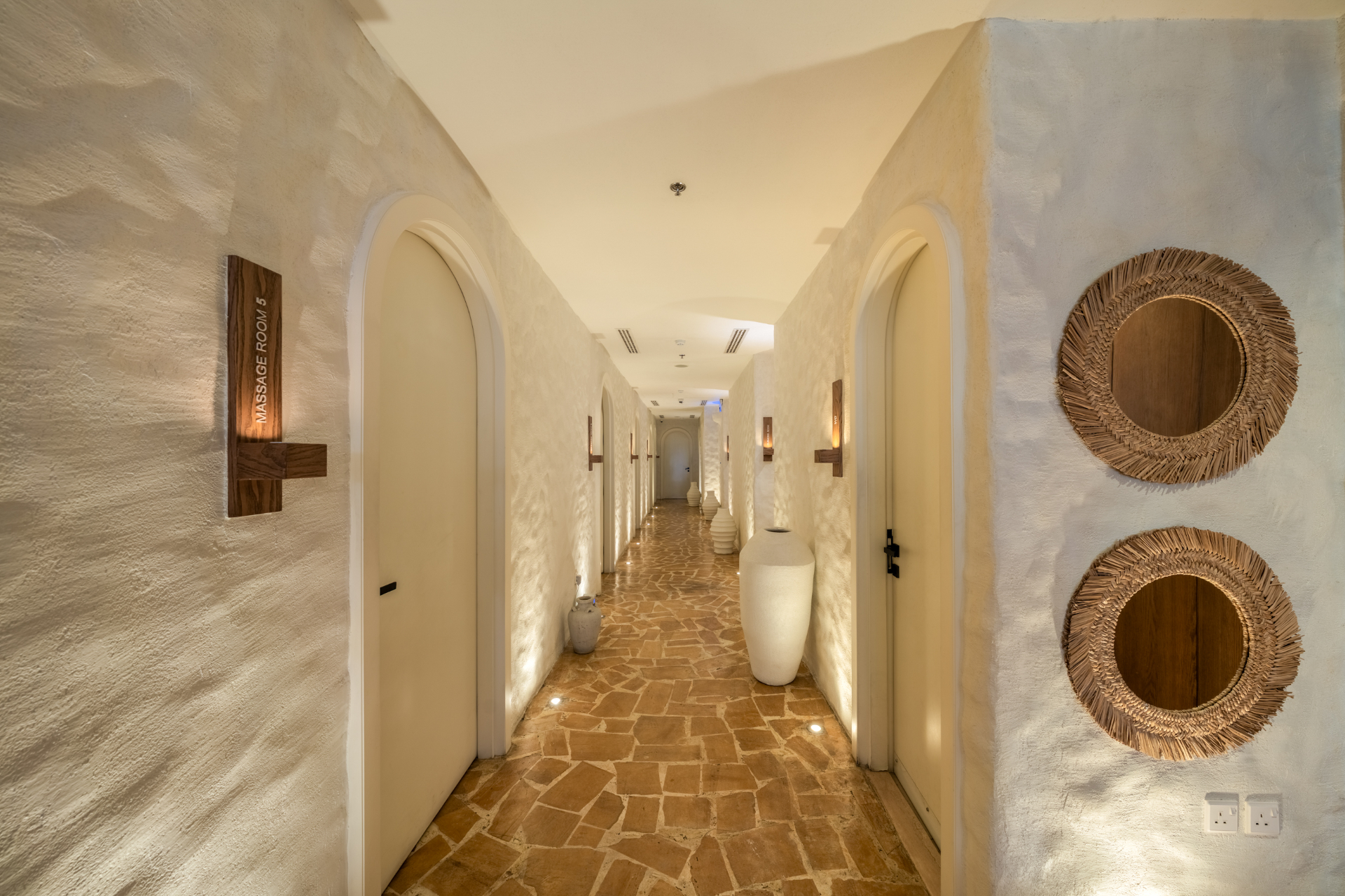 spa-hallway-C5MtGRzb