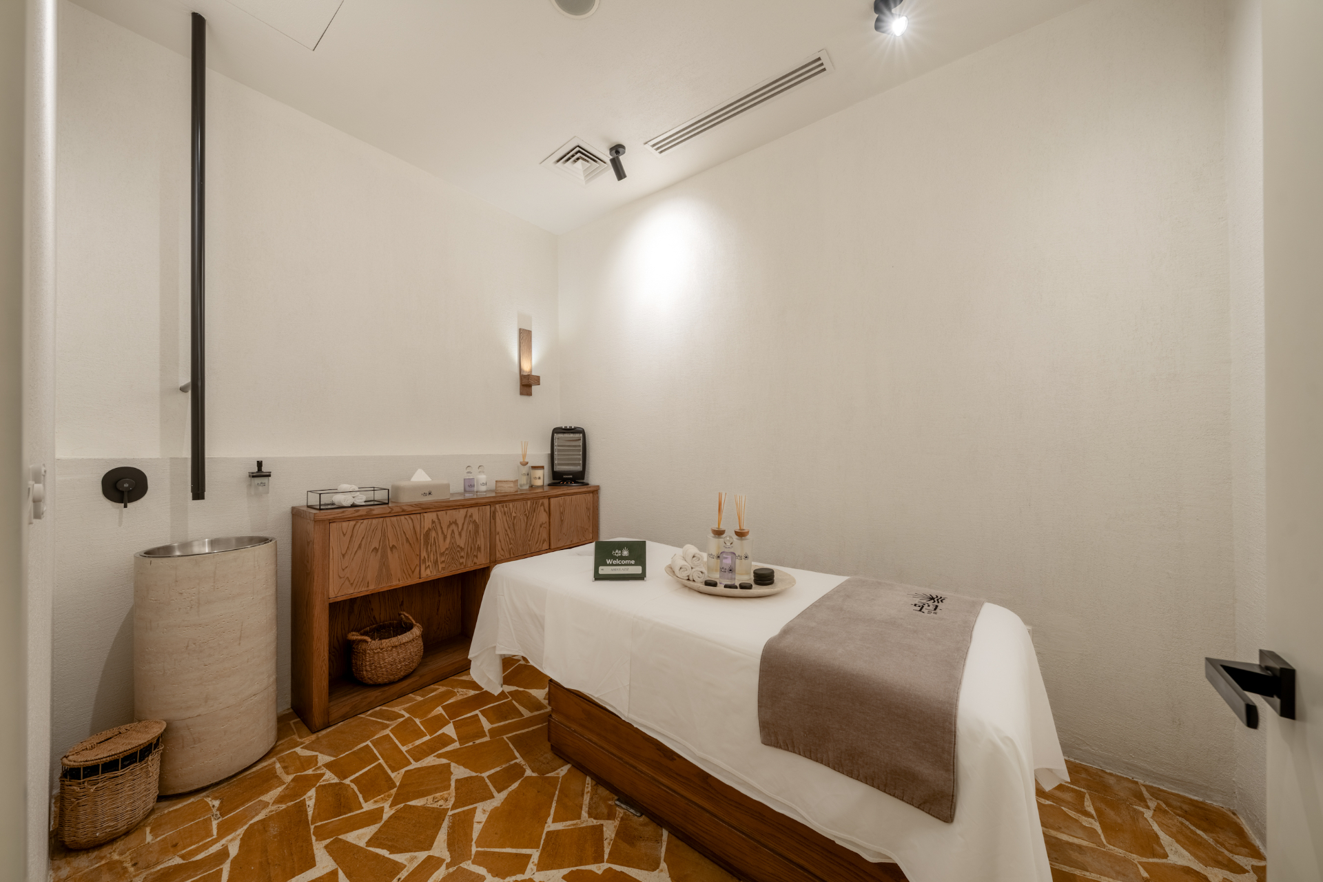 spa-room-B0Mzuzre