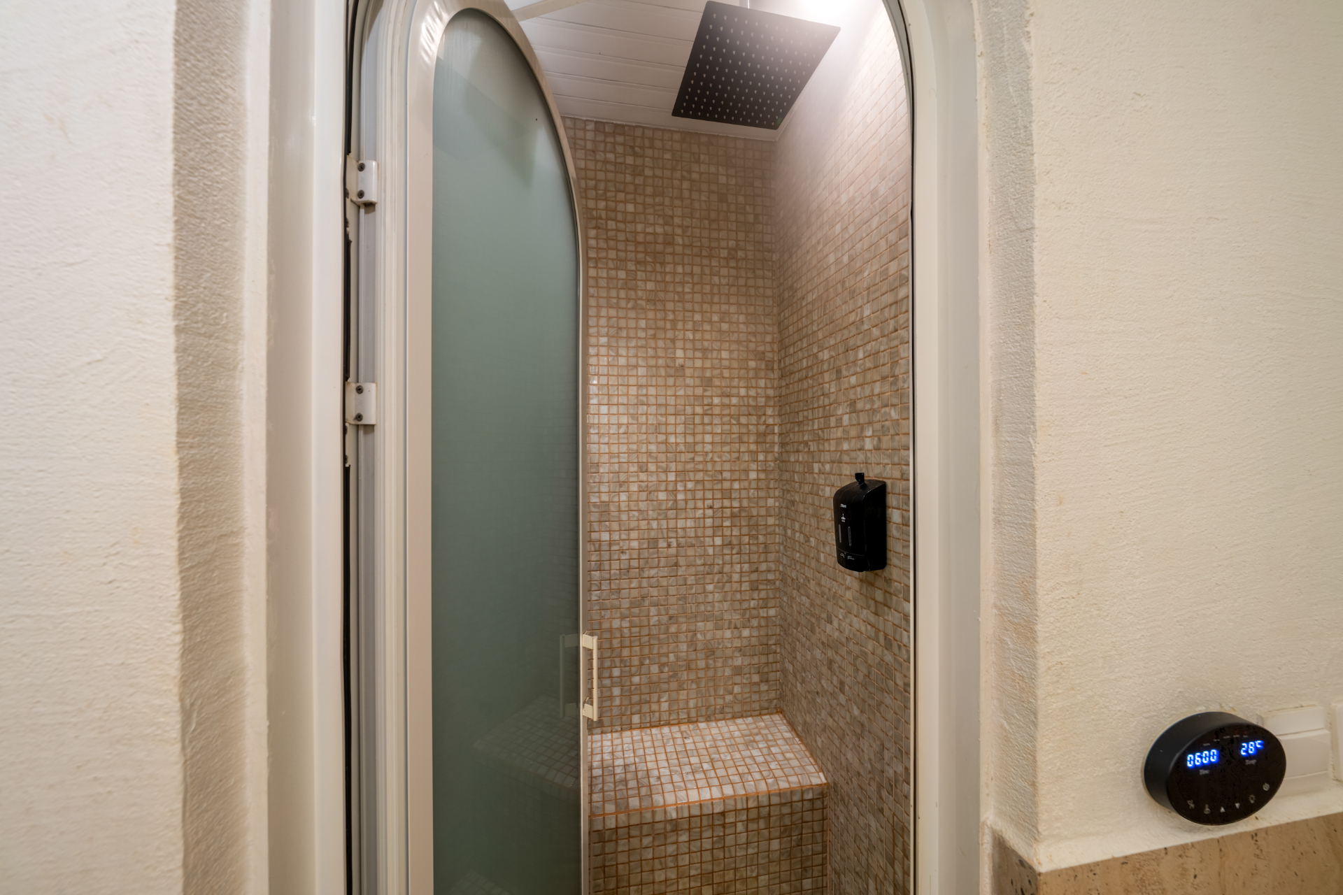 spa-shower-BHJeEl90